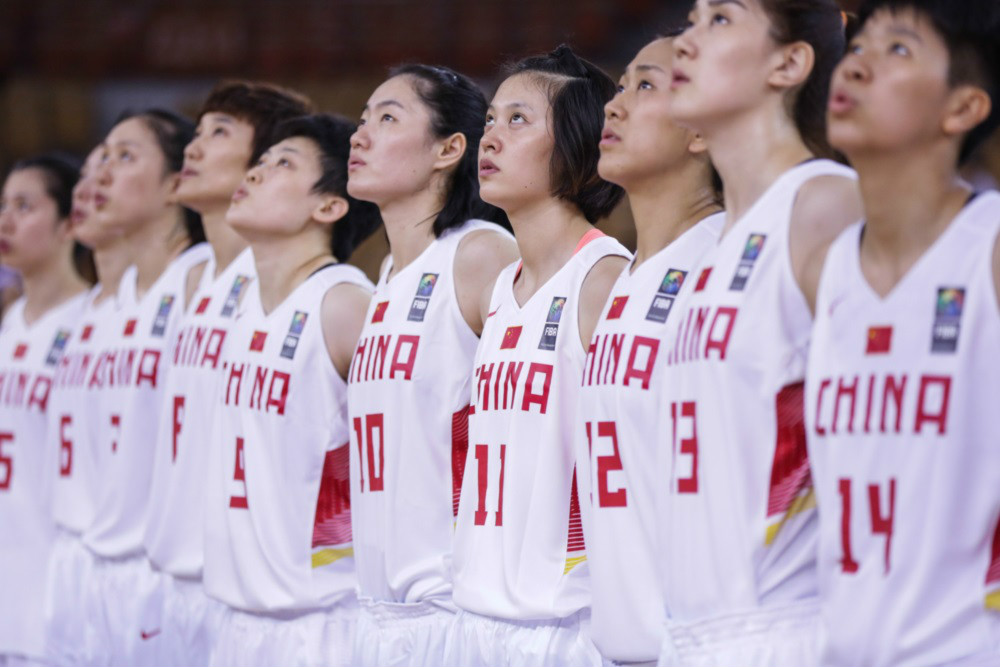 中国女篮赛前唱国歌