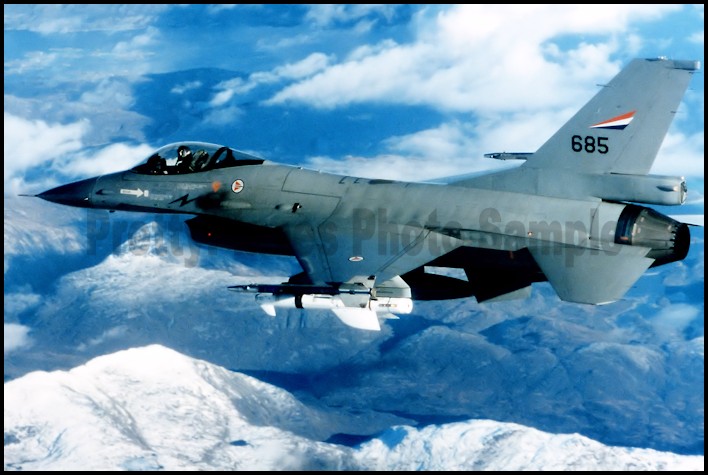 F-16翼下的AGM-119