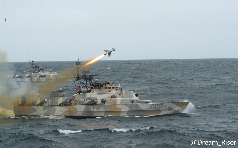挪威鹰级快速攻击艇发射企鹅